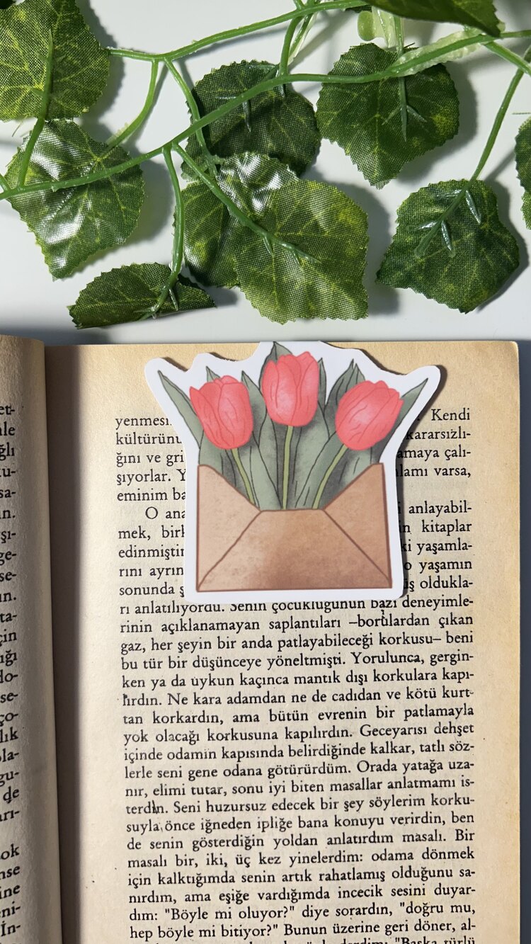 Pembe lale mıknatıslı kitap ayracı, Lamine edilmiştir, Parlak ve sert yapı, El yapımı