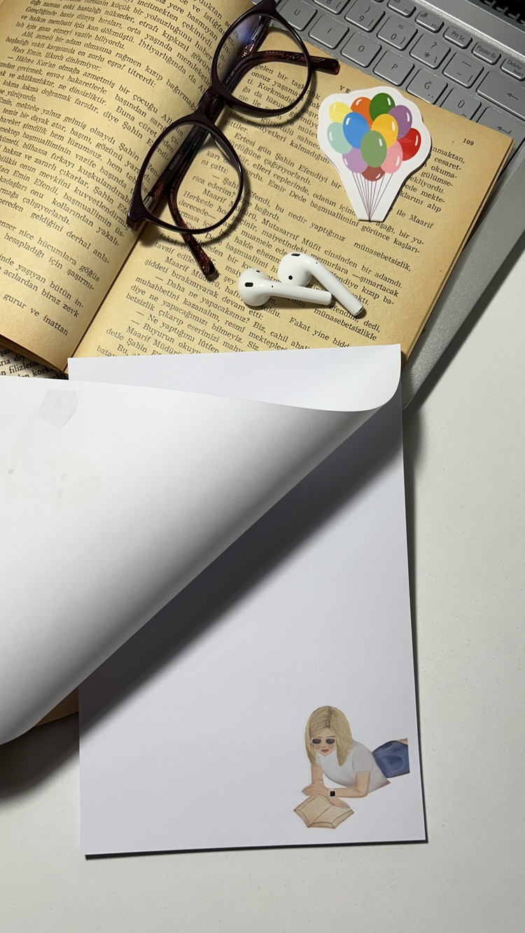 Parkta kitap okuyan kız temalı notepad/memopad