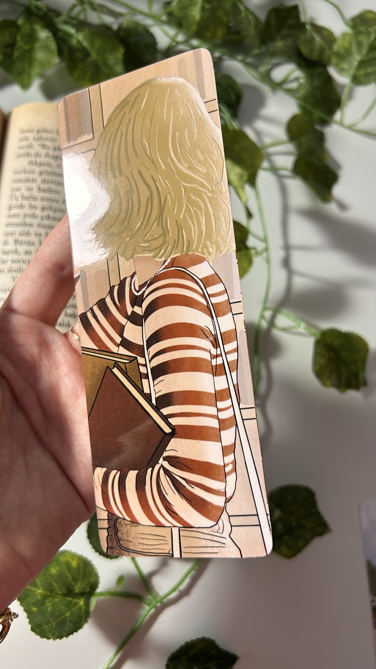 Kitapçıdaki kız temalı kitap ayracı