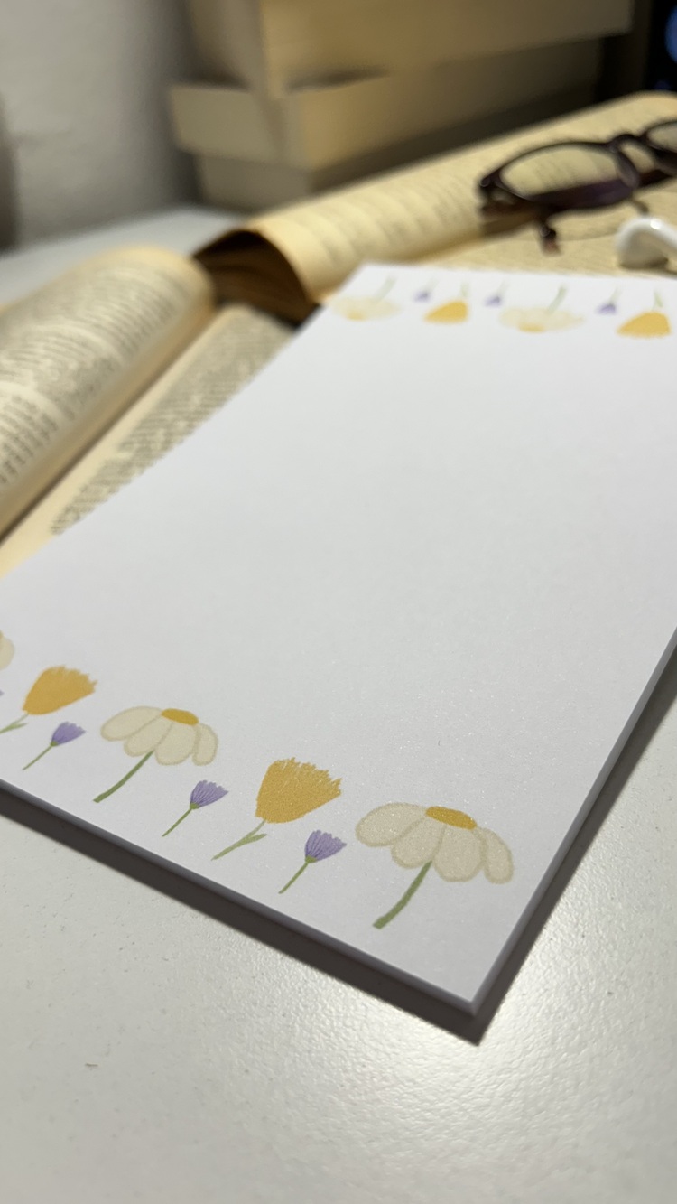 Papatya ve mor çiçek temalı notepad