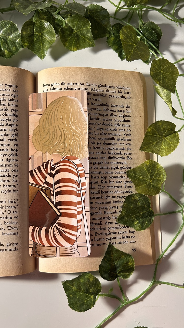 Kitapçıdaki kız temalı kitap ayracı