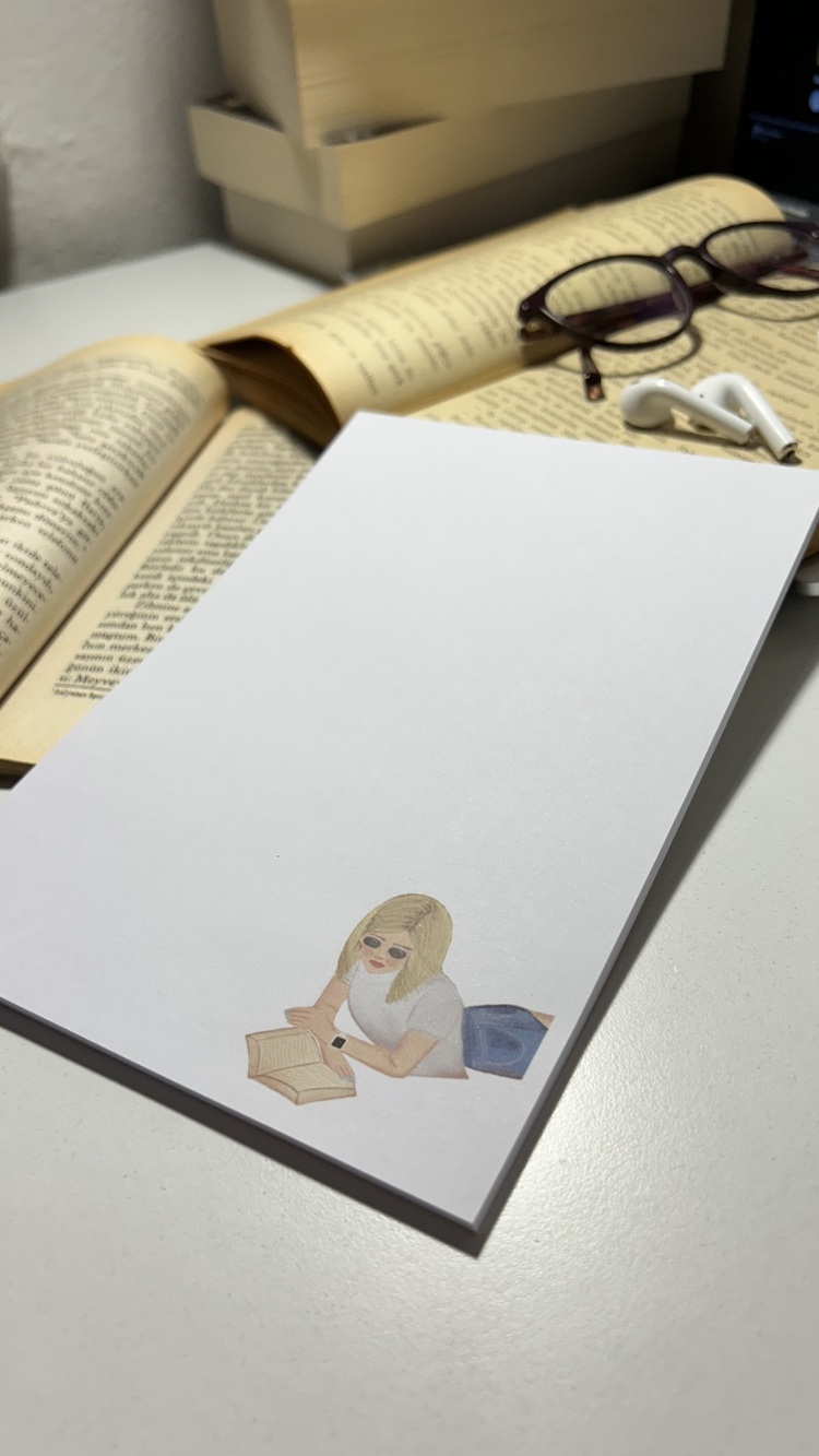 Parkta kitap okuyan kız temalı notepad/memopad