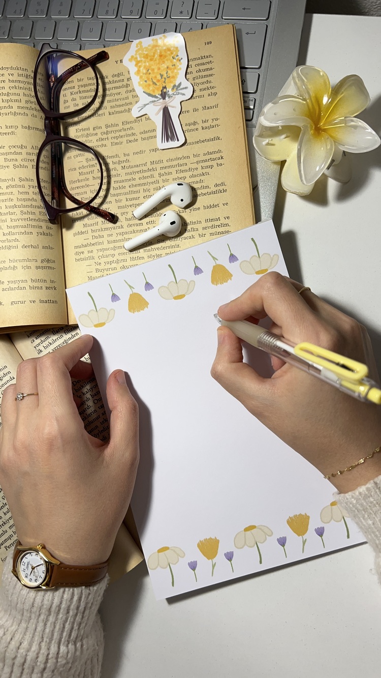 Papatya ve mor çiçek temalı notepad
