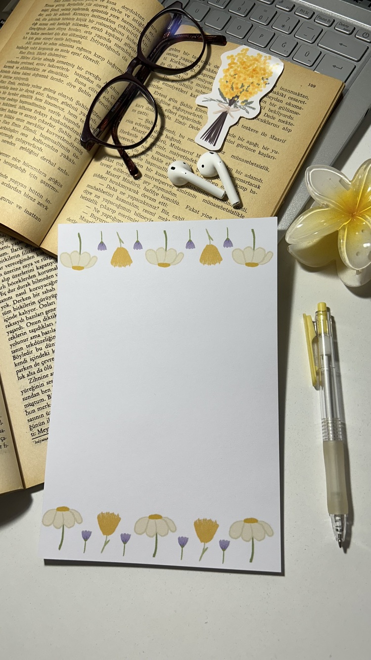 Papatya ve mor çiçek temalı notepad