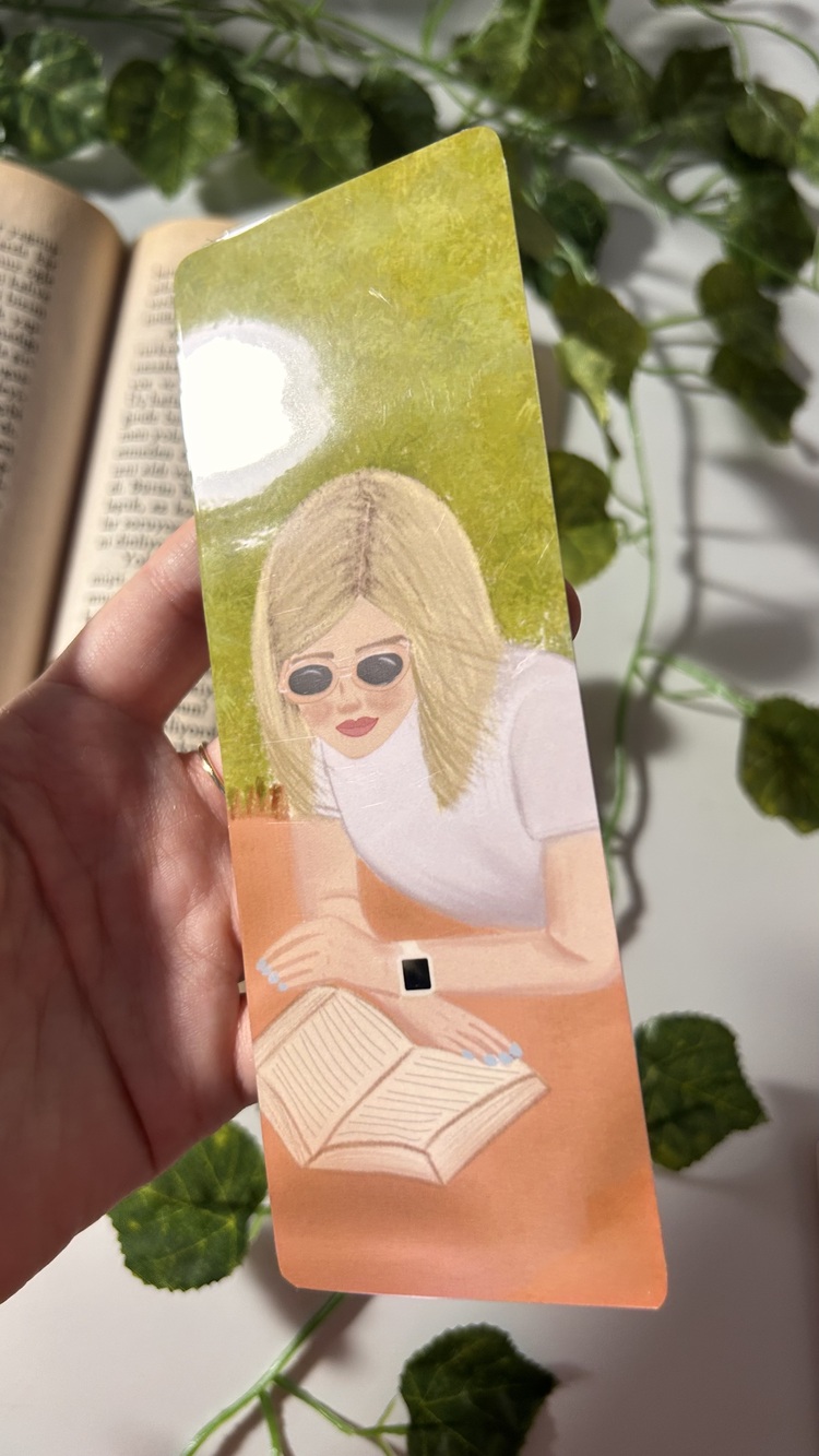 Parktaki kız temalı kitap ayracı