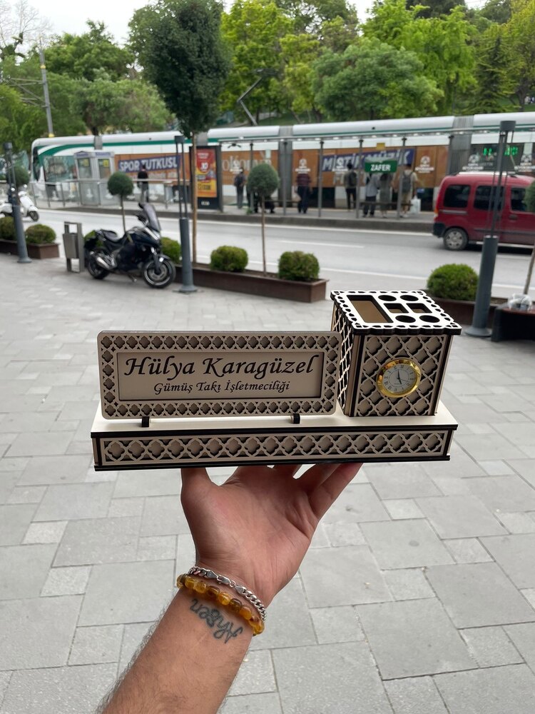 Saatli,Kalemlikli ve Çekmeceli Masa İsimliği