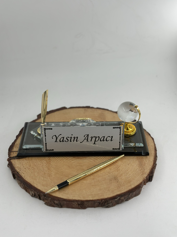 Kalemli Saatli Dünyalı Cam Masa İsimliği 