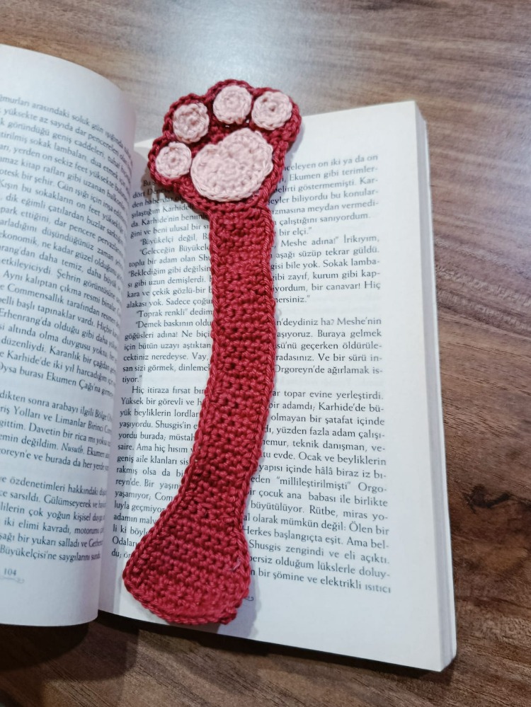 Patili, kalpli tığ işi kitap ayracı pembe pati