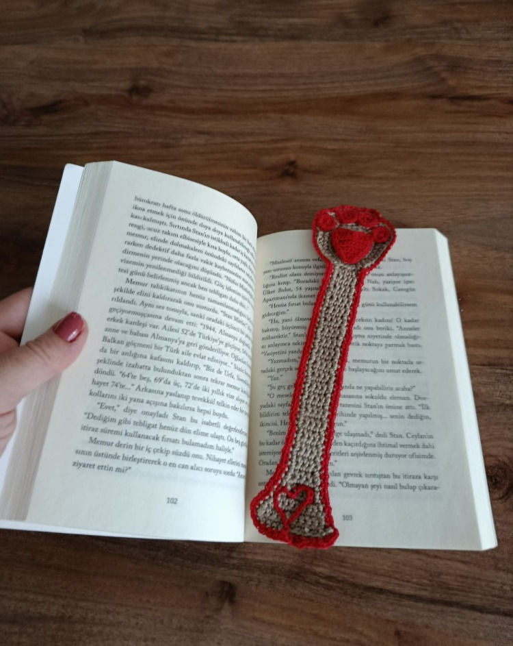 Patili, kalpli tığ işi kitap ayracı kırmızı pati