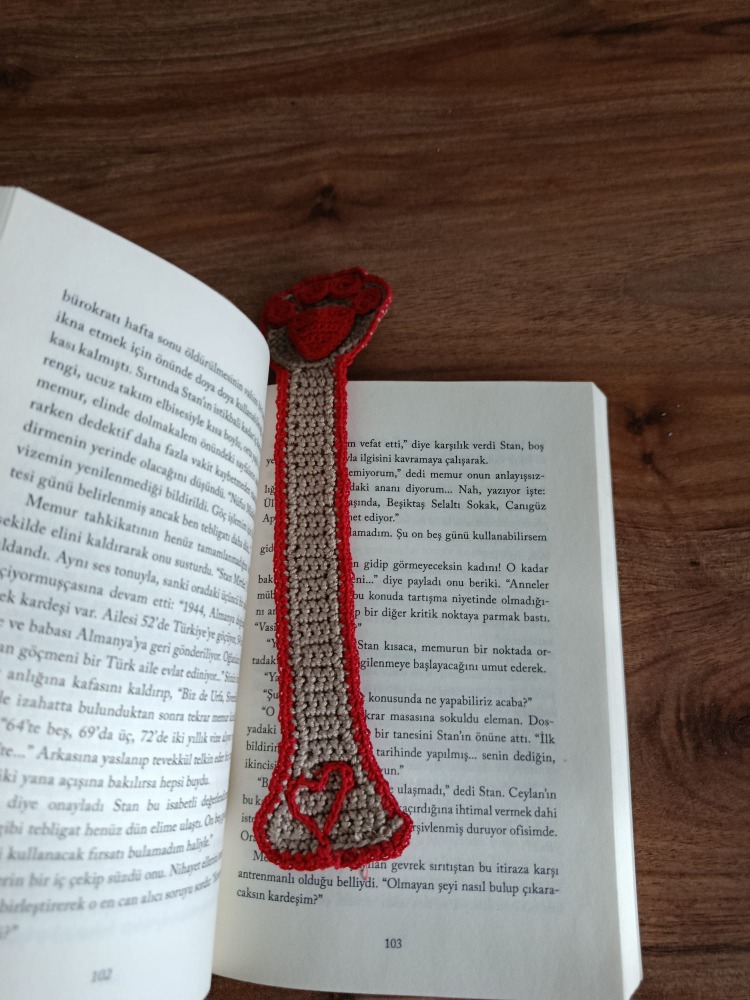 Patili, kalpli tığ işi kitap ayracı kırmızı pati