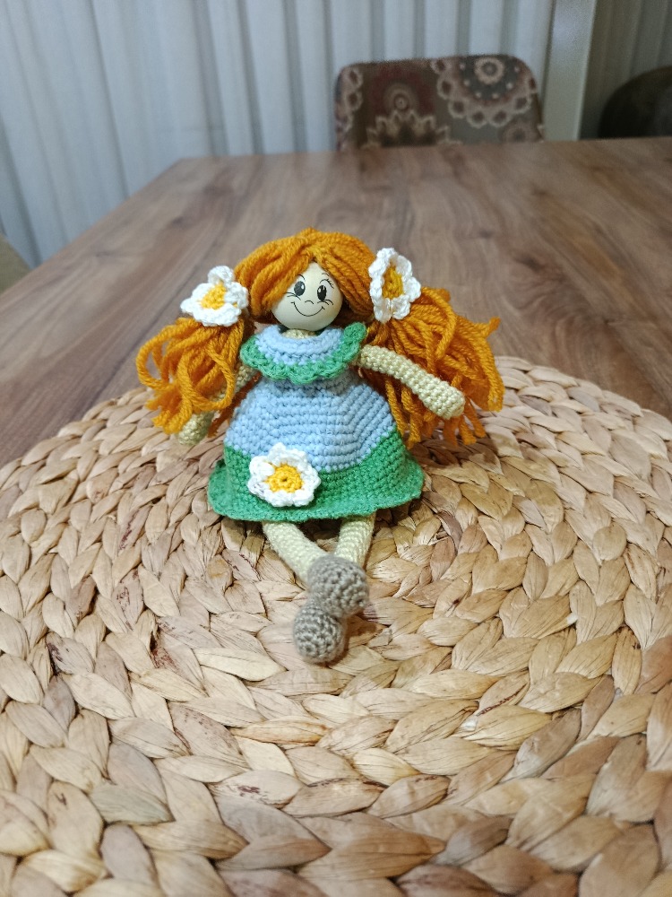 Miniminik papatyalı sarışın amigurumi bebek