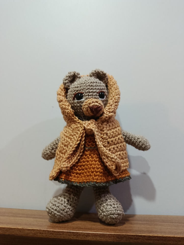 Yelekli minik amigurumi ayı