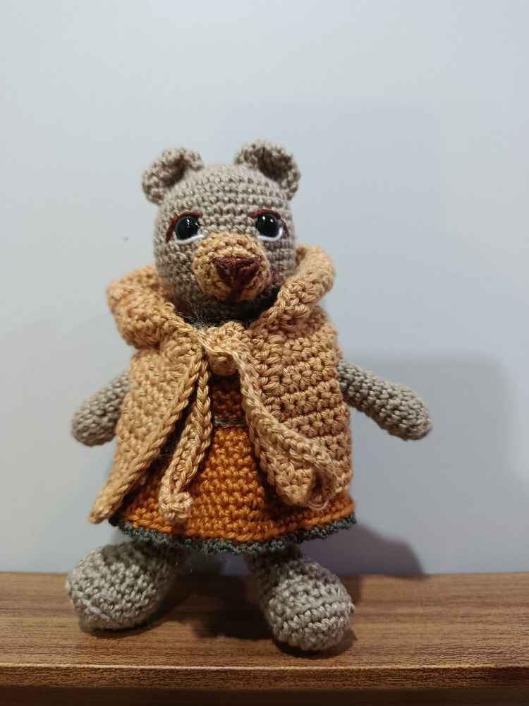 Yelekli minik amigurumi ayı