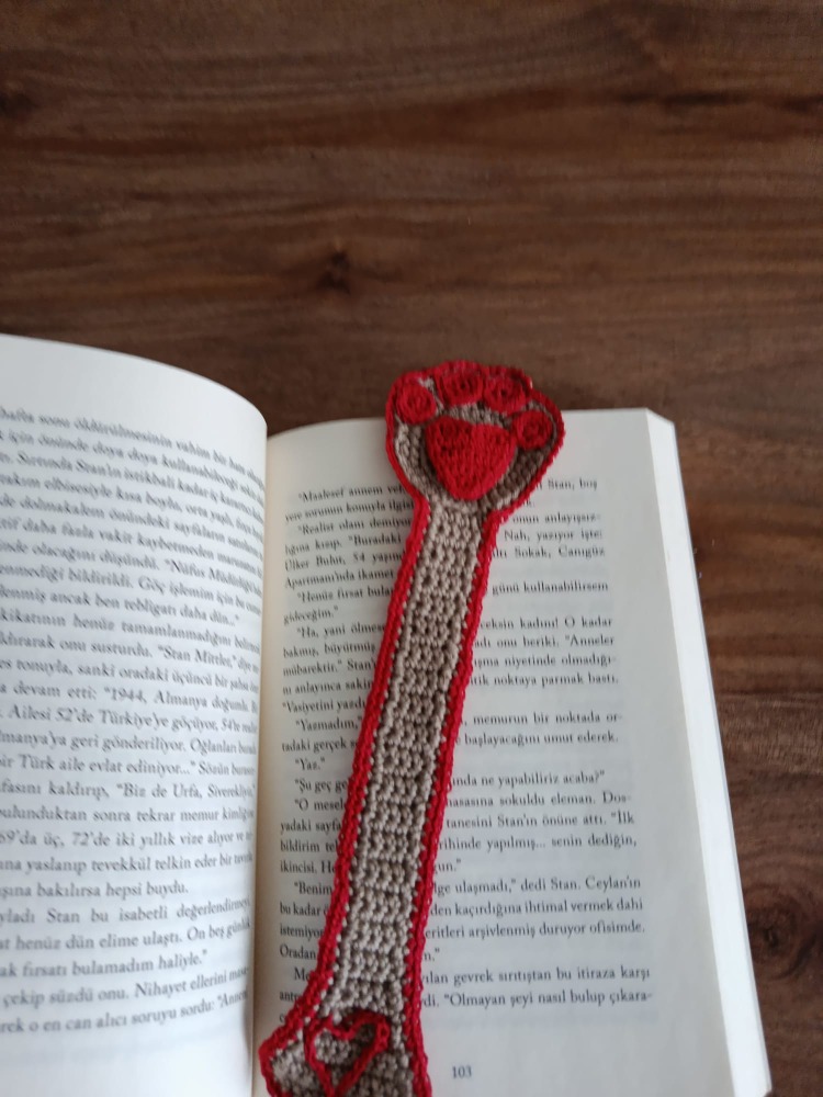 Patili, kalpli tığ işi kitap ayracı kırmızı pati