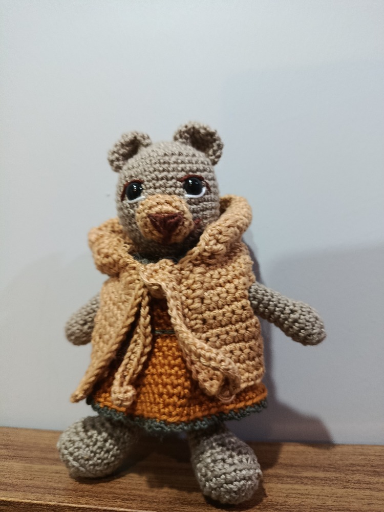 Yelekli minik amigurumi ayı