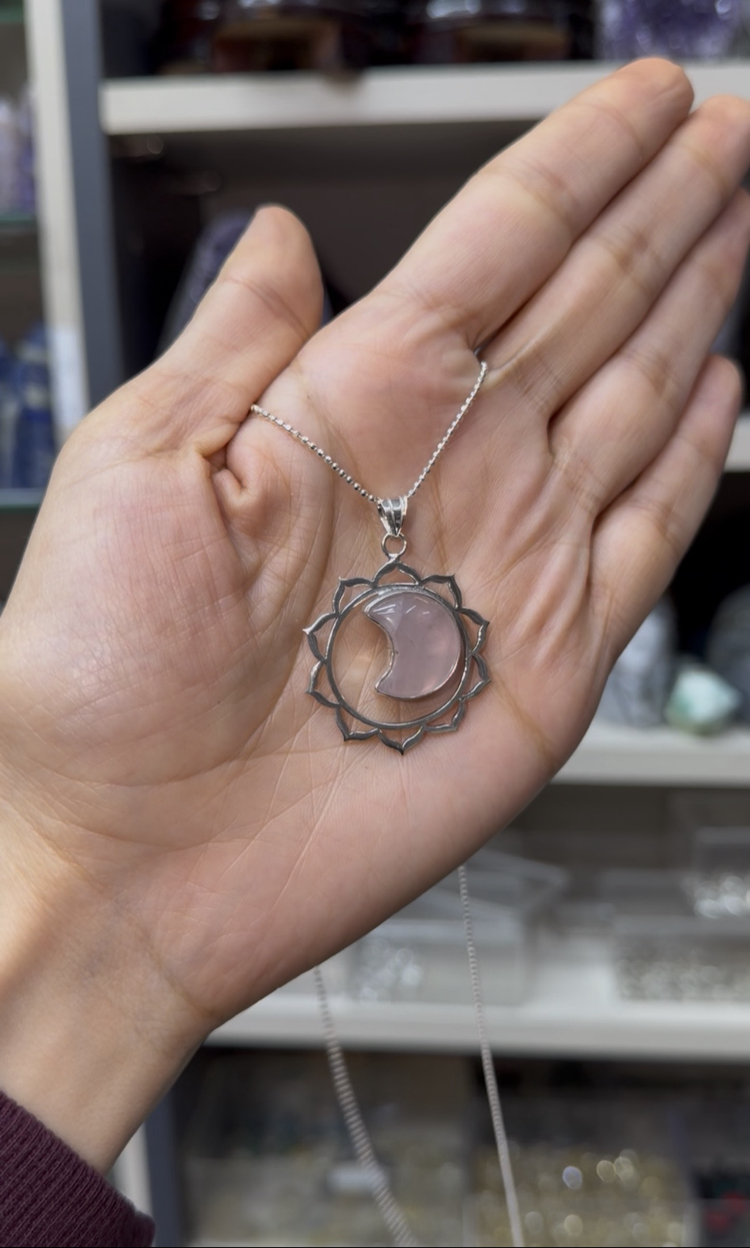 Pembe kuvars taşlı gümüş kolye