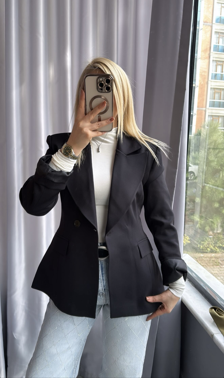 Siyah belden oturtmalı blezer