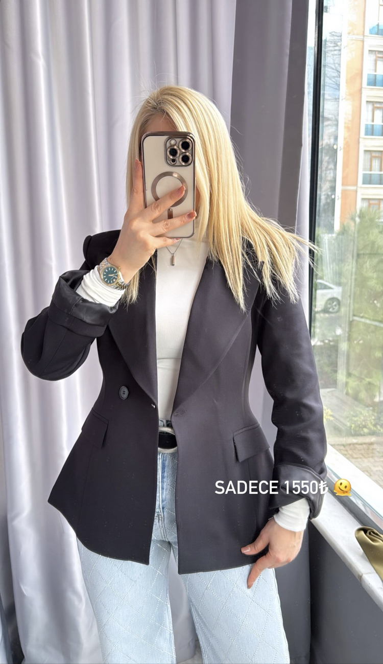Siyah belden oturtmalı blezer