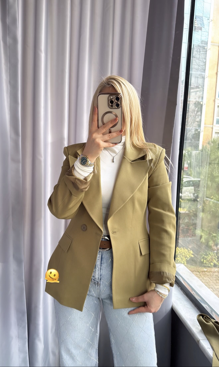 Yeşil belden oturtmalı blezer