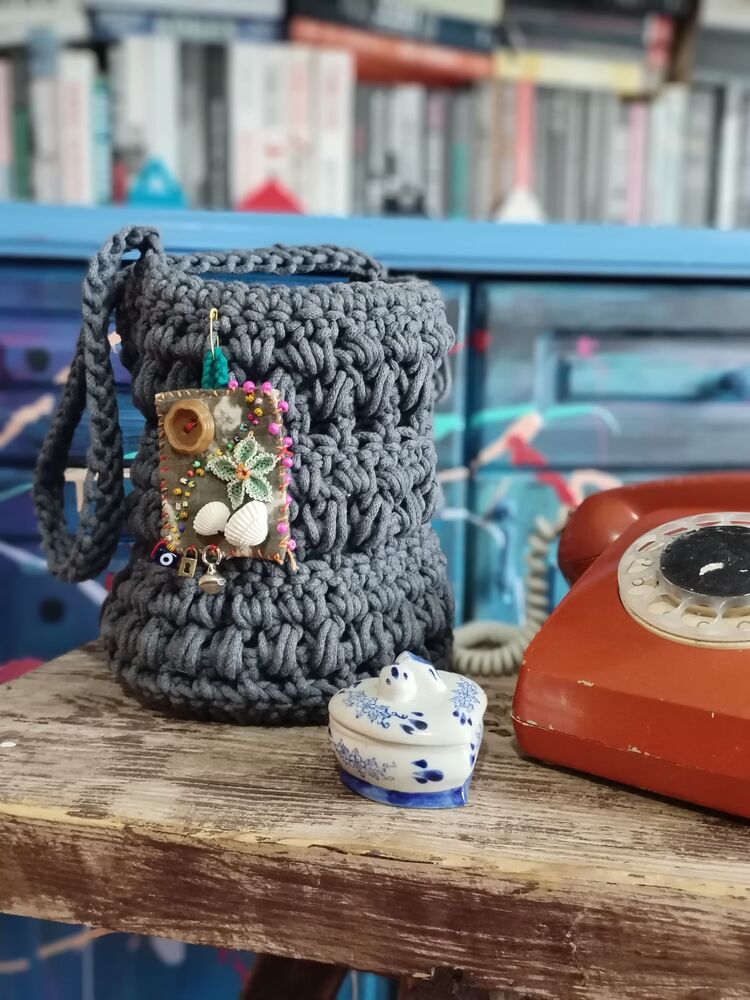 Gri kol çantası