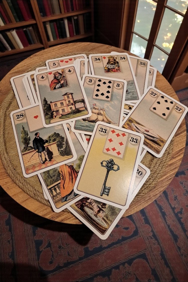 Lenormand Kehanet Destesi (36 Kart + Rehber Kitap)