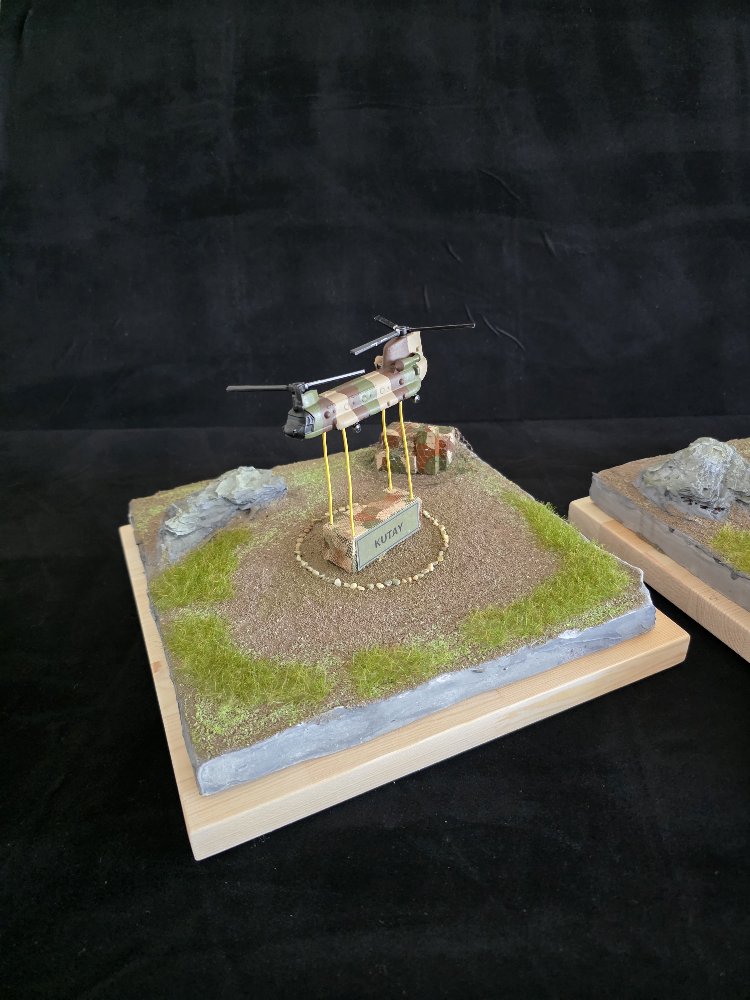 Chinook CH 47 Diorama x 2li Set