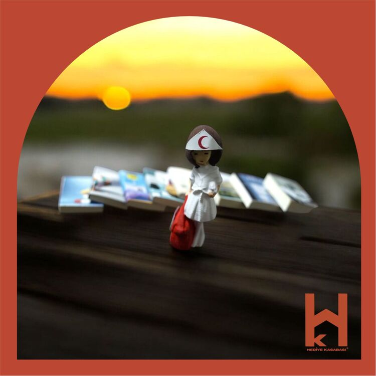 MASAÜSTÜ DEKORATİF MİNİ KÜTÜPHANE VE GECE LAMBASI - HEMŞİRE KİŞİSELLEŞTİRİLEBİLİR
