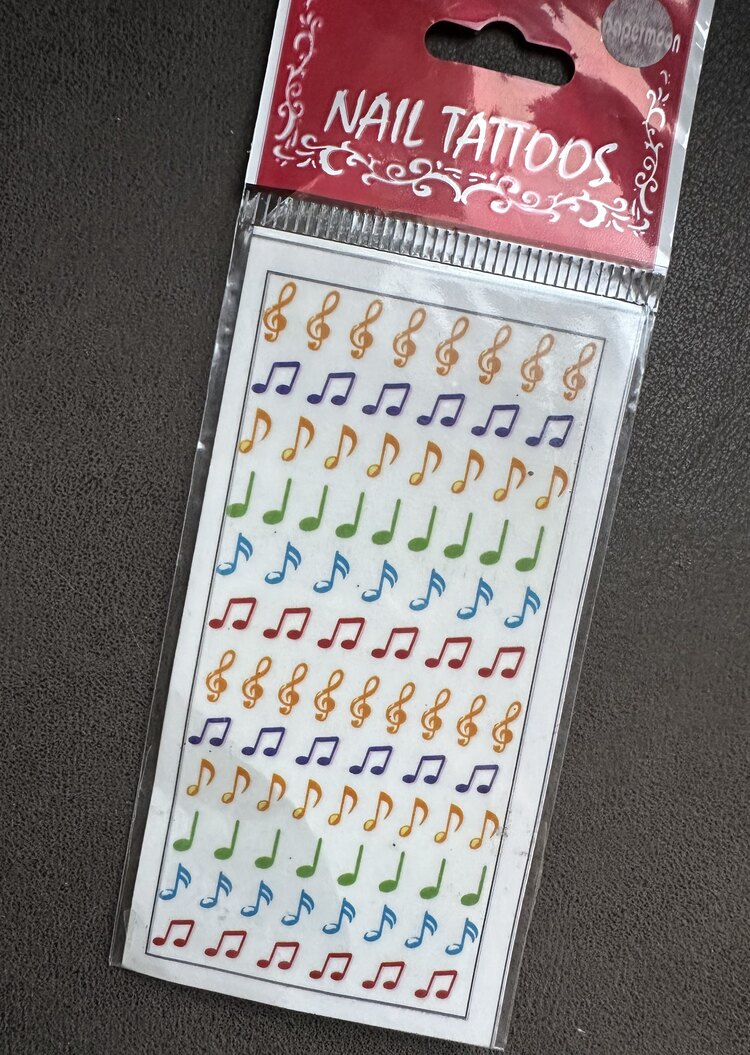 Renkli Tırnak Dövmesi