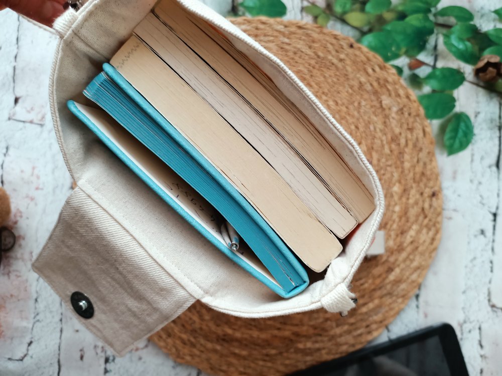 Kır çiçekli nakışlı kitap çantası ve kitap ayracı seti