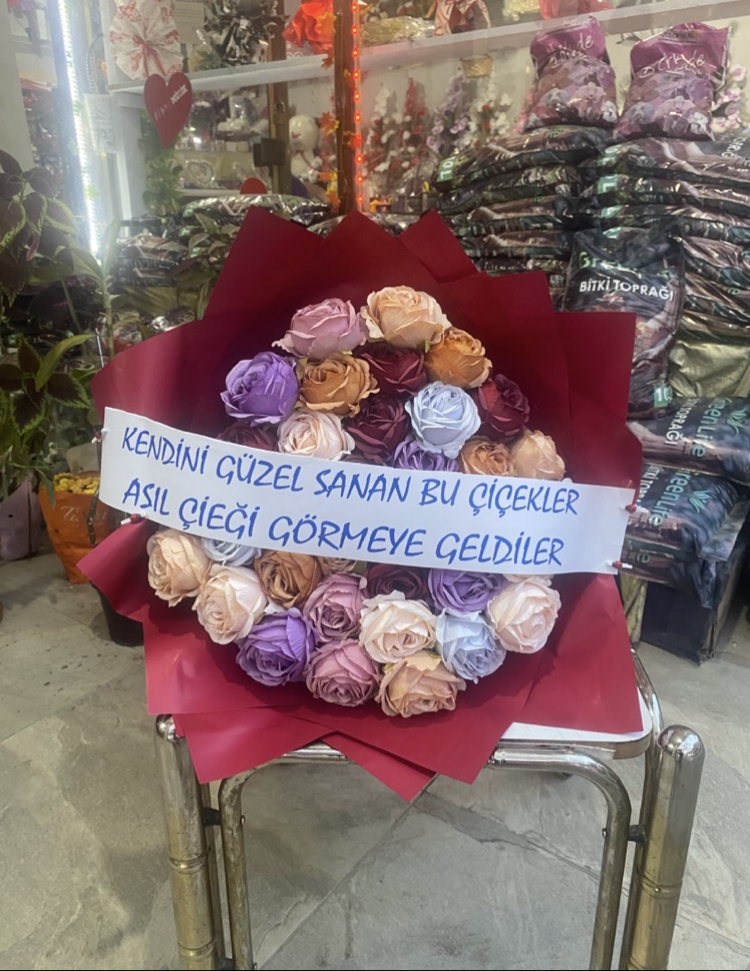 35li yapay büyük güllü rengarenk isteme buketi