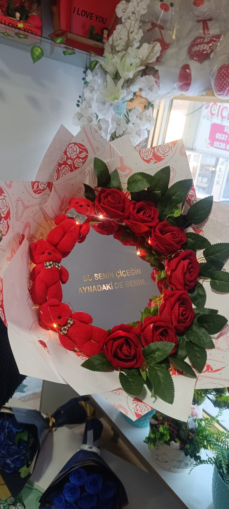 Bu senin çiçeğin aynadaki de benim yazılı ayna içeren Gül ve ayıcıklı buket