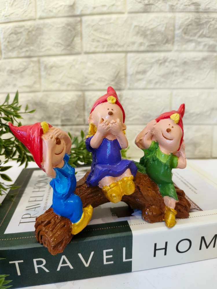Kütük Üstünde Oturan Cüceler Biblo