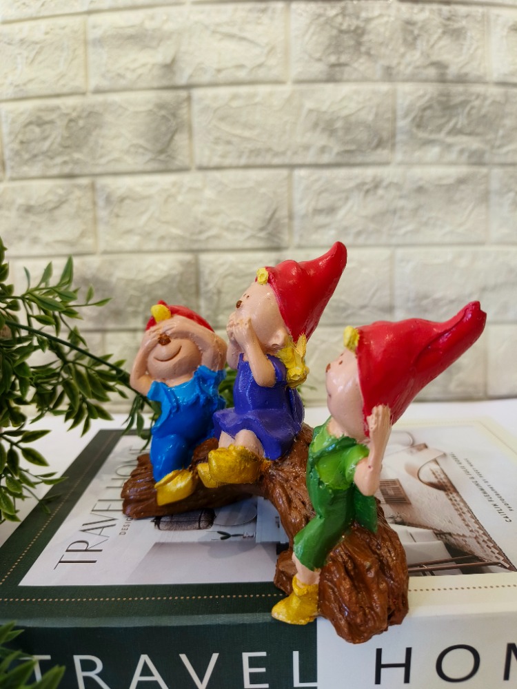 Kütük Üstünde Oturan Cüceler Biblo