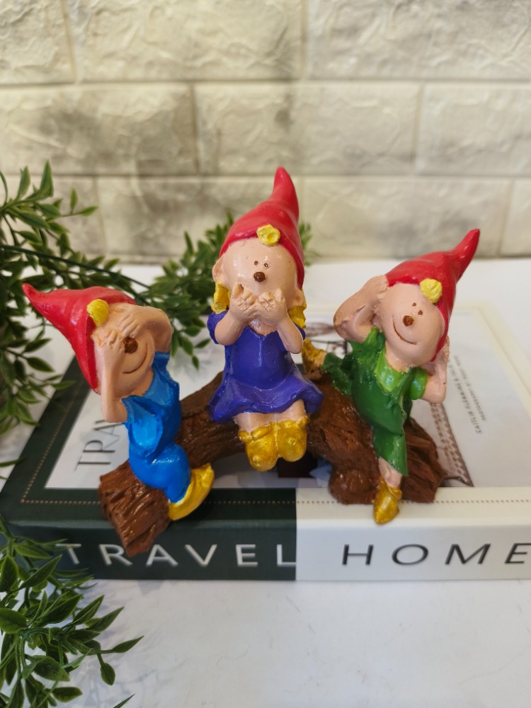 Kütük Üstünde Oturan Cüceler Biblo