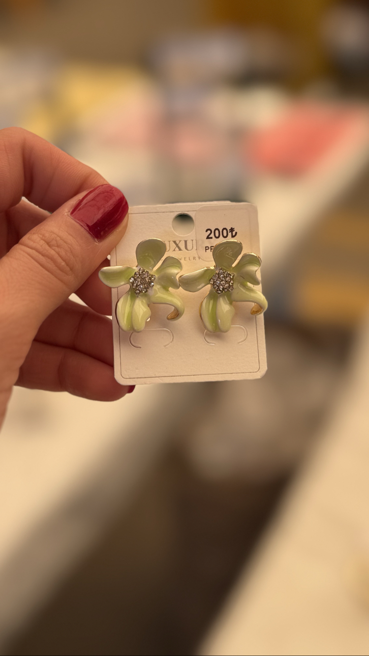 Fıstık yeşili çiçek figürlü küpe 