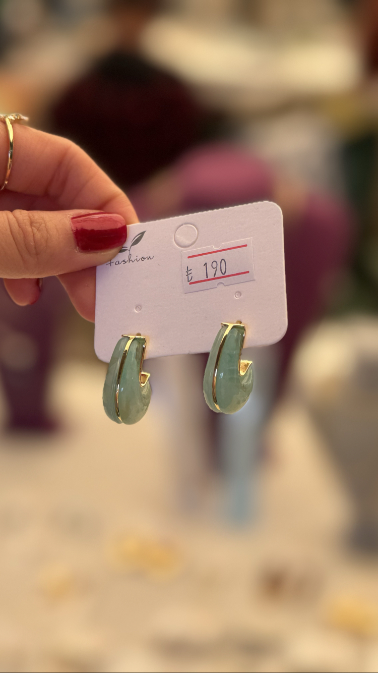 Su yeşili gold detaylı halka küpe