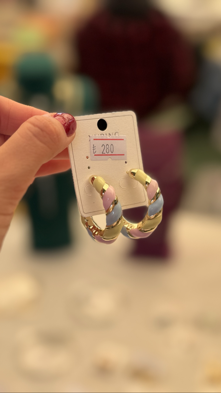 Pastel renkli gold detaylı halka küpe