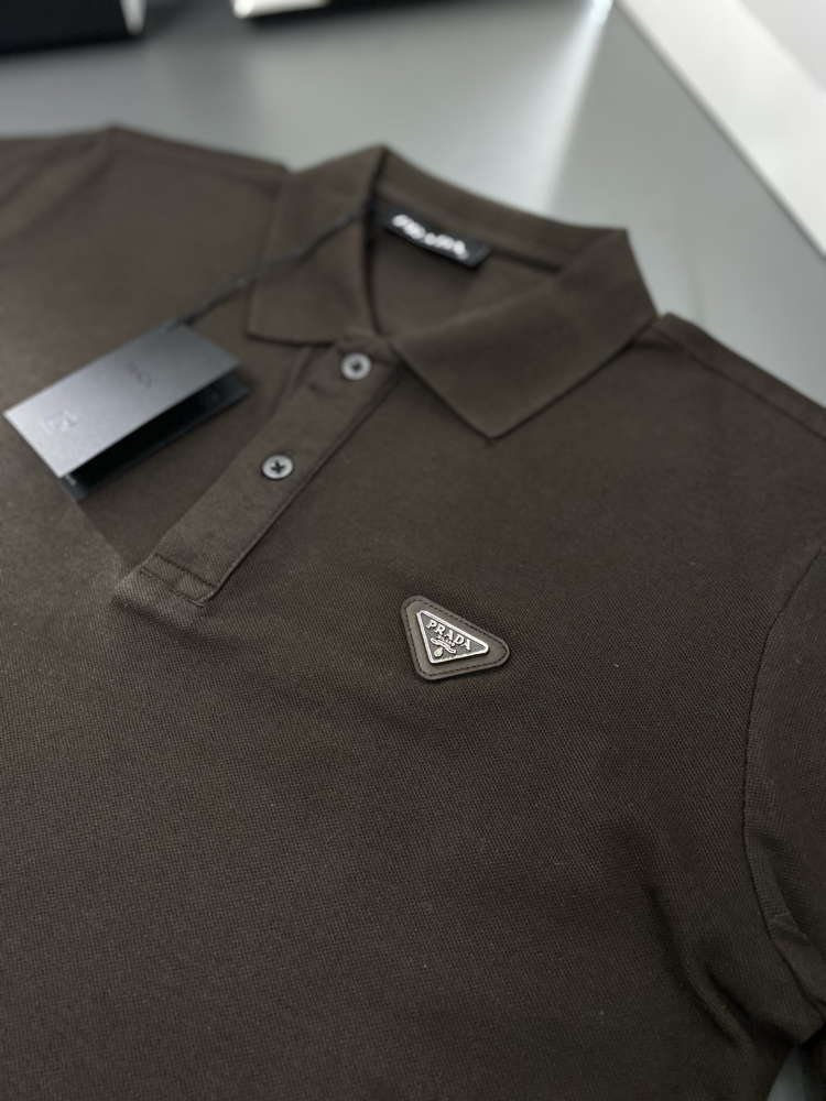 PRADA YAKALI T-SHİRT (KAHVE)