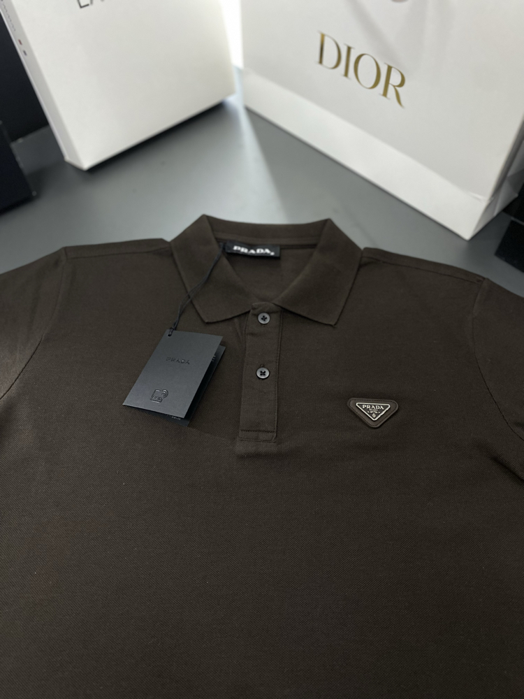 PRADA YAKALI T-SHİRT (KAHVE)