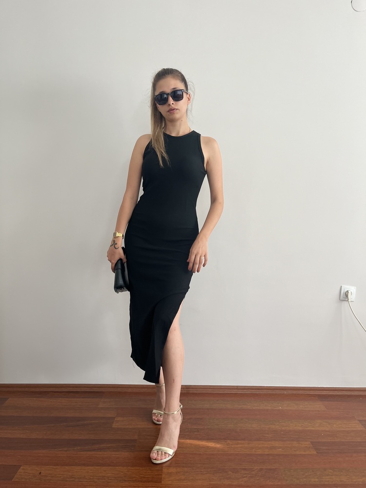 Siyah Yırtmaçlı Elbise