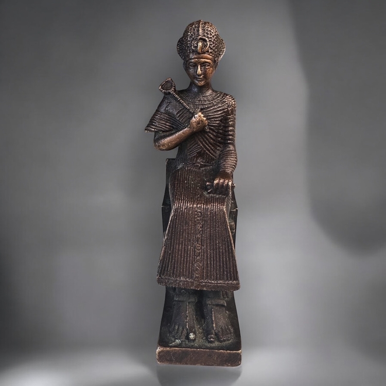 Antik Mısır’ın efsanevi firavunu II. Ramses’e ait bronz heykel reprodüksiyonu.