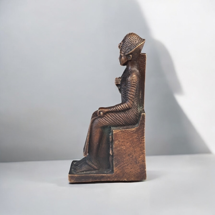 Antik Mısır’ın efsanevi firavunu II. Ramses’e ait bronz heykel reprodüksiyonu.