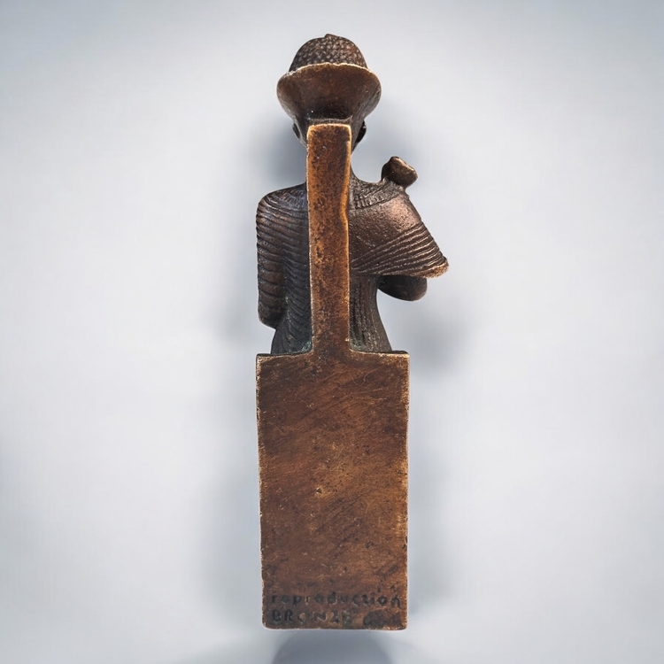 Antik Mısır’ın efsanevi firavunu II. Ramses’e ait bronz heykel reprodüksiyonu.