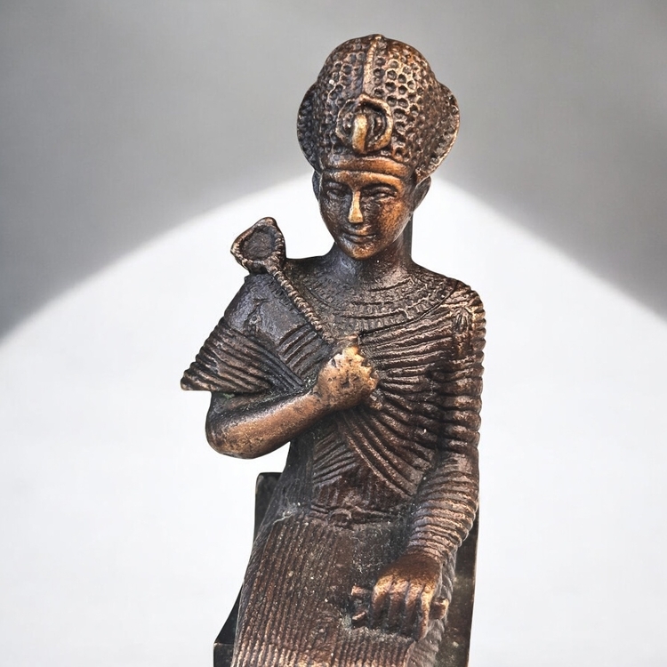 Antik Mısır’ın efsanevi firavunu II. Ramses’e ait bronz heykel reprodüksiyonu.