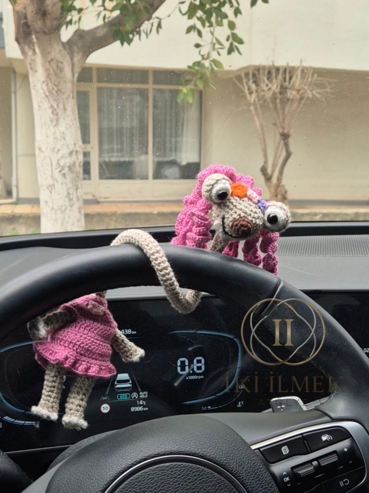 Amigurumi Brooke Araç Süsü | Telli Kıvrılabilen Dikiz Aynası ve Direksiyon Süsü