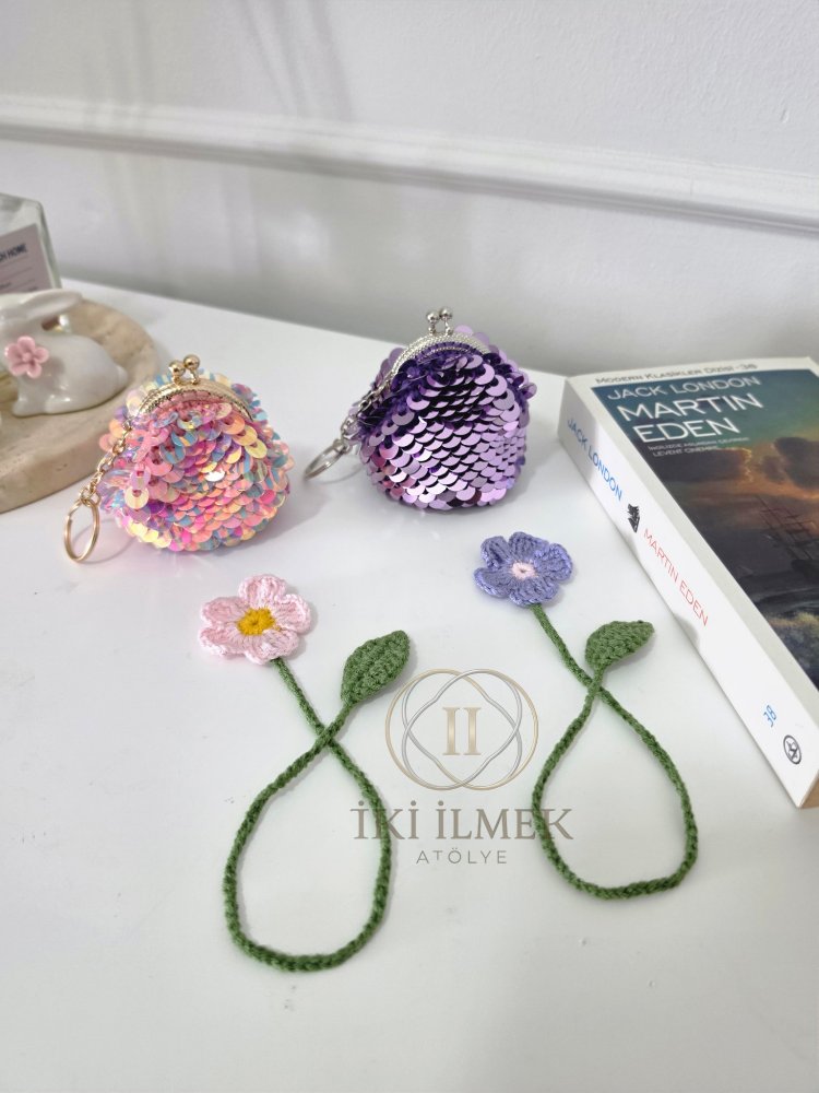 4'lü Yakın Arkadaş Hediye Seti: Mini Lolipop Cüzdan ve Çiçek Kitap Ayracı