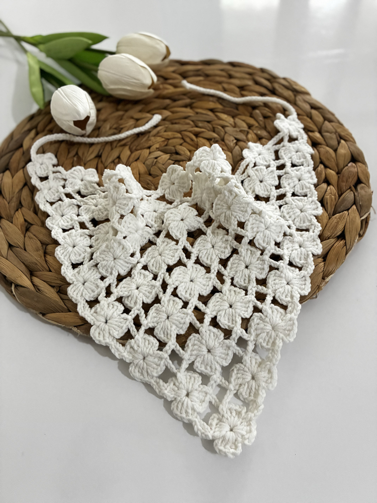 Beyaz çiçekli bandana 