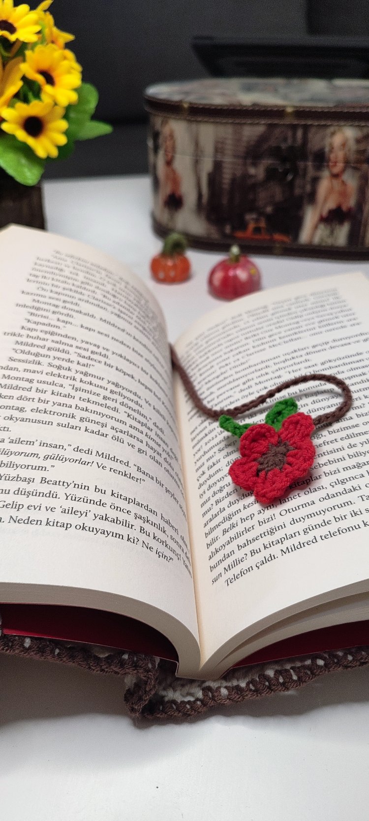 kırmızı çiçek kitap kılıfı