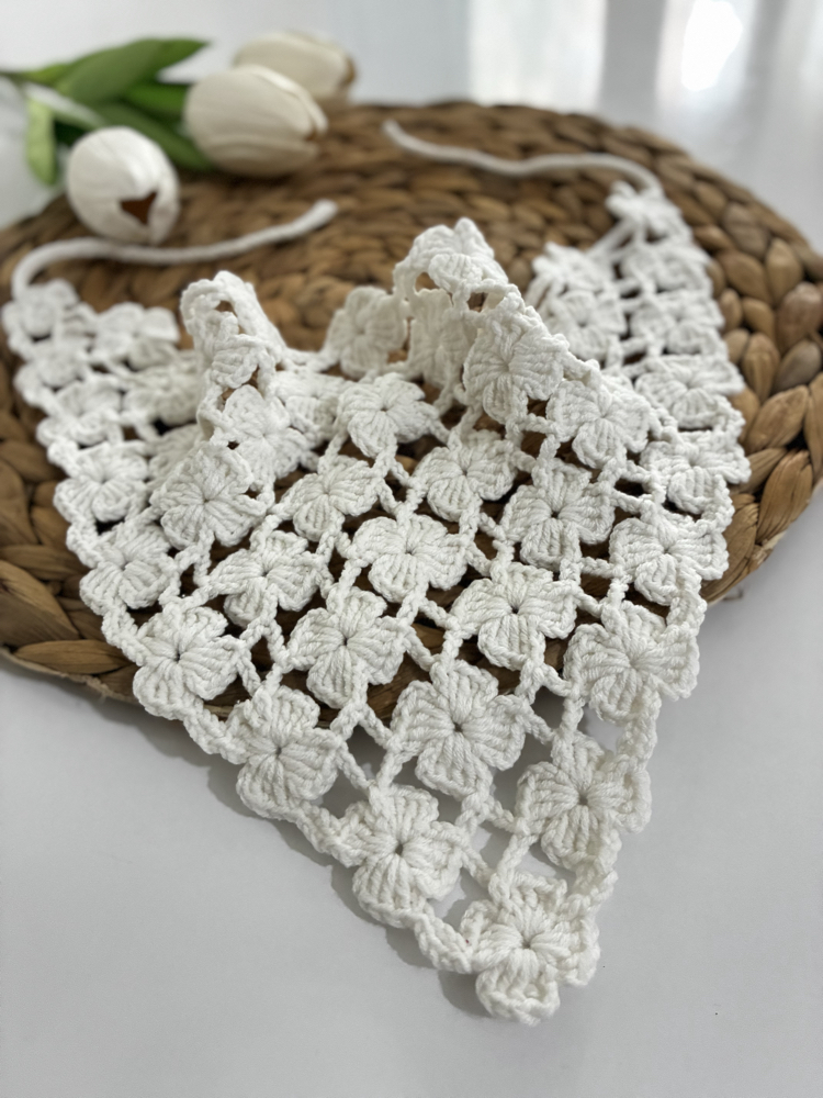Beyaz çiçekli bandana 