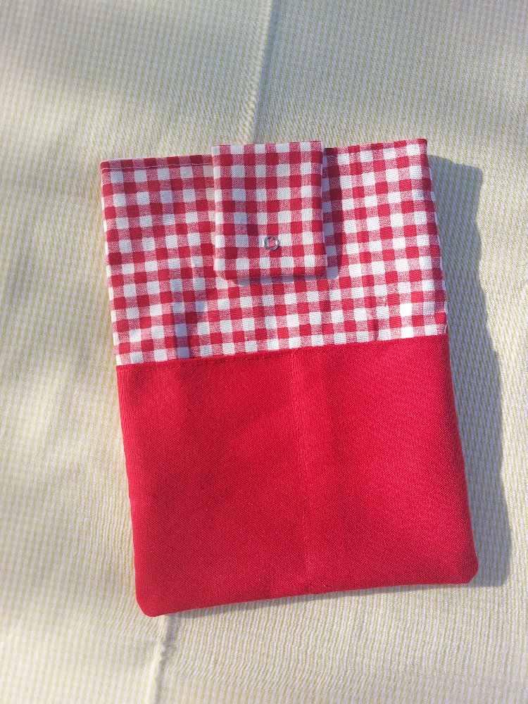 Kırmızı pötikareli kitap kılıfı